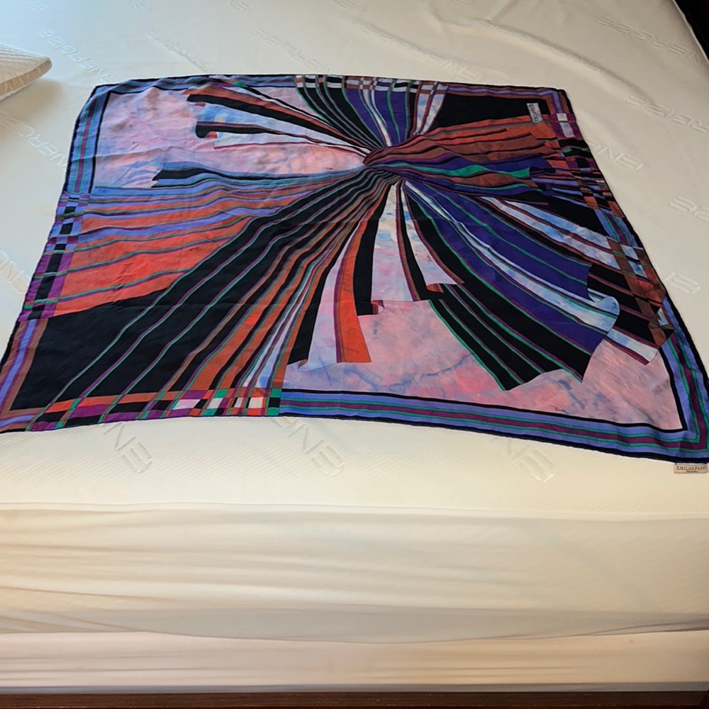 Emilio Pucci 100% sets silk sole. Made in Italy